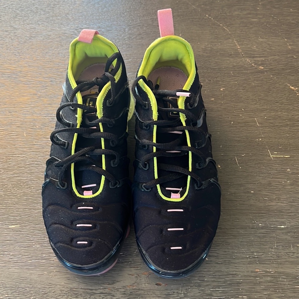 I’m selling black Nike tennis shoes, size 9. Worn them 1 time.